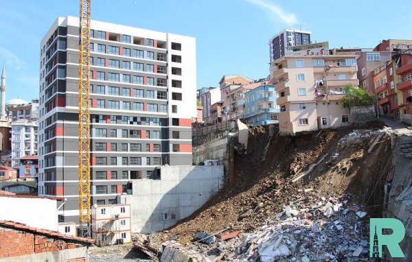 В Стамбуле из-за оползня обрушился жилой дом