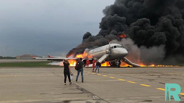 Появились первые видео из горящего самолета в Шереметьево