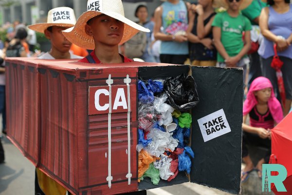 Филиппинами из-за мусора отозван посол из Канады