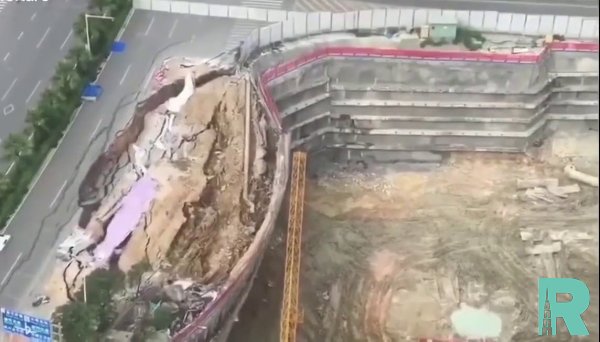 В Китае на видео попал момент обрушения дороги