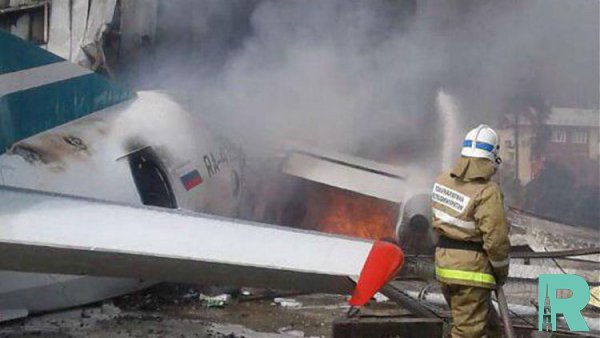 Из-за возгорания в Бурятии пассажирского самолета погибло два человека (видео)