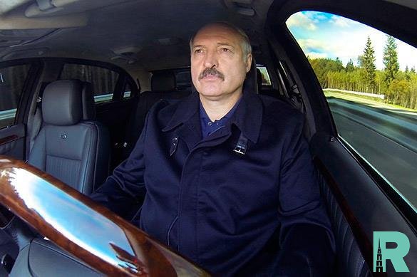 Лукашенко от Илона Маска получил в подарок Tesla Model S
