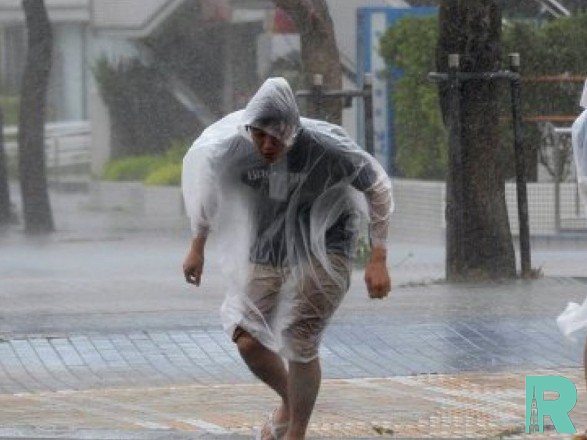 В Японии из-за тайфуна пострадали 36 человек и более 900 тыс домов без света