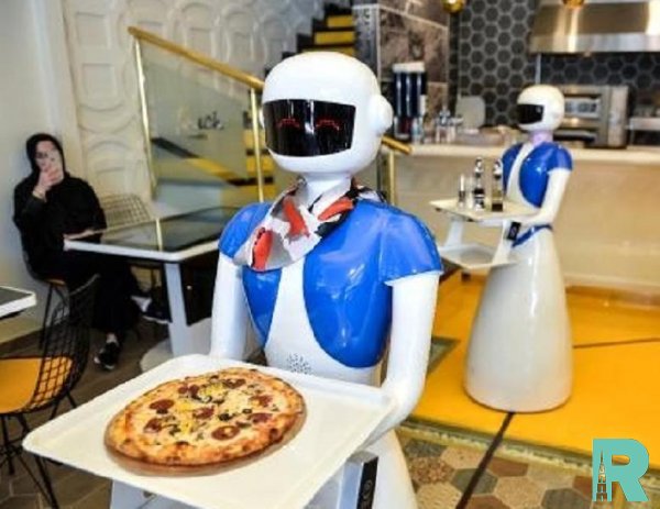В одном из ресторанов Стамбула клиентов начали обслуживать роботы-официанты