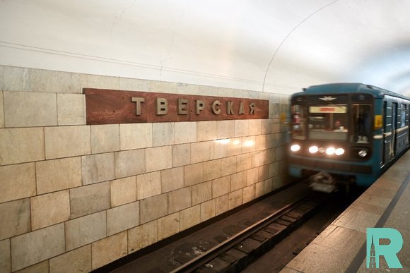 В Московском метро на зеленой ветке под поезд упал человек