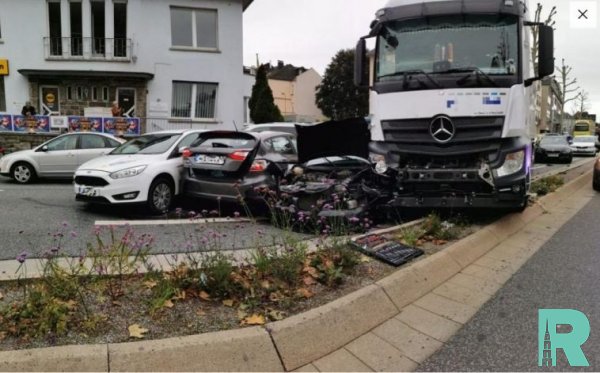 В Германии теракт: в стоявшие на светофоре автомобили въехал грузовик