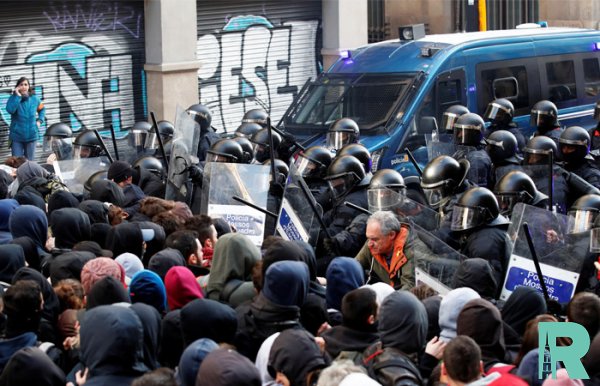 В аэропорту Барселоны между протестующими и полицейскими произошли столкновения