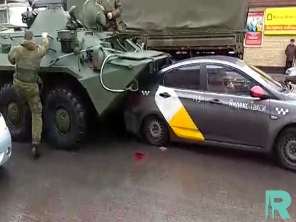 В центре Курска в ДТП попали 4 автомобиля и 2 БТР