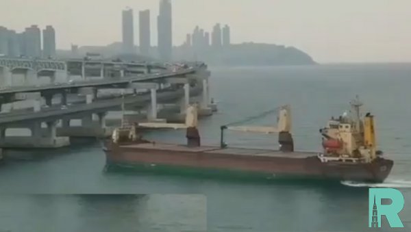В Южной Корее российское судно взяло на таран мост