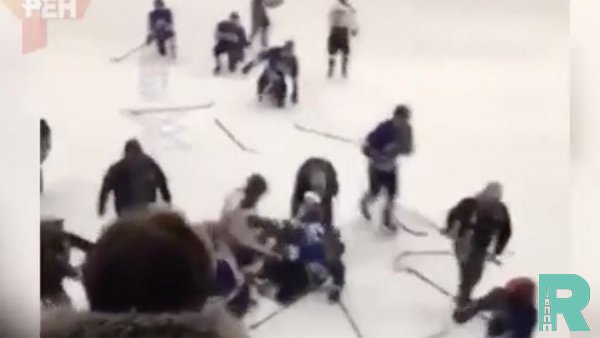 На молодежном хоккейном турнире в Канаде произошла массовая драка