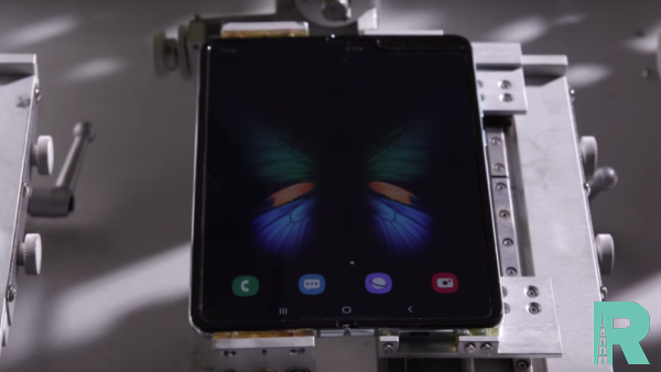 В Samsung продемонстрировали тестирование на изгиб смартфонов Galaxy Fold