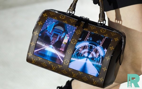 Бренд Louis Vuitton продемонстрировал сумки со встроенными в них гибкими дисплеями