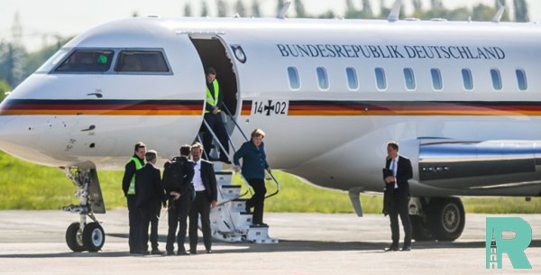 В немецком аэропорту в самолет Меркель врезался автомобиль