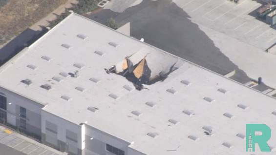 Истребитель F-16 в Калифорнии врезался в здание