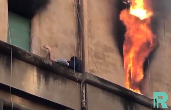 В Интернете опубликован ролик спасения с мужчины с карниза пылающего дома