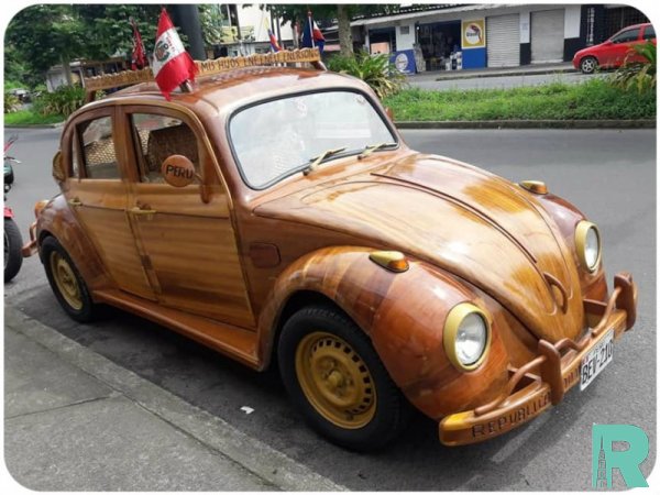 Деревянный автомобиль VW Beetle сделал плотник из Перу
