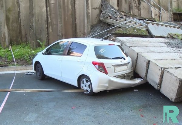 Во Владивостоке на автомобили упала подпорная стена