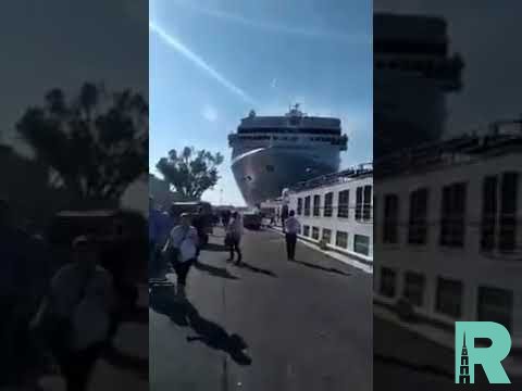 Круизный лайнер столкнулся c туристическим теплоходом в Венеции (видео)