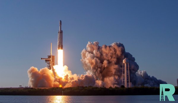 SpaceX запущена ракета Falcon Heavy с 24 спутниками на борту