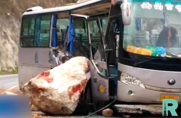 В Китае из-за падения на автобус с туристами куска скалы погибло 8 человек