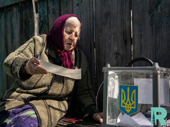 Экзитополы: на выбора в Украине лидирует партия Зеленского