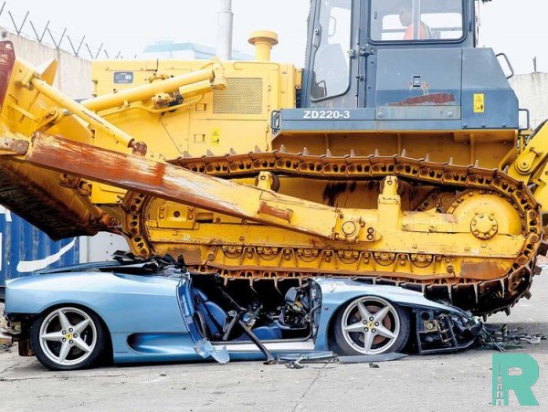 Контрабандный суперкар Ferrari 360 Spider уничтожили при помощи бульдозера (видео)
