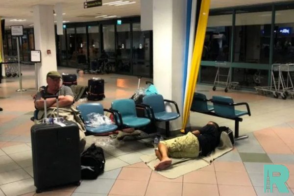 В Японии 1700 человек ночевали в аэропорту из-за тайфуна