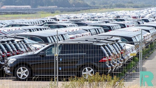 В Германии в старом аэропорту застряли 9 000 неисправных автомобилей Mercedes-Benz
