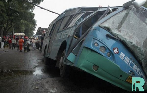 На юге Китая в ДТП с автобусом погибло семь человек
