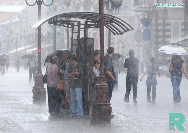 В Мадриде из-за ливня с градом образовались потоки воды уносящие автомобили