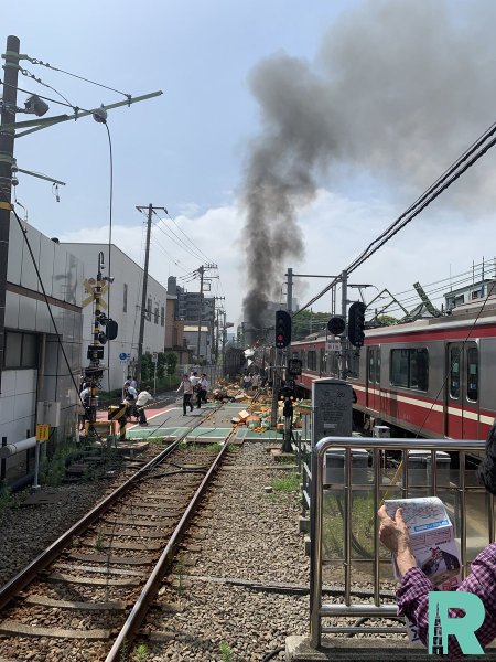 В Японии из-за столкновения с грузовиком сошел с рельсов поезд
