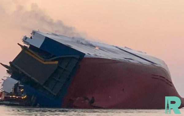 У берегов США перевернулось грузовое судно заблокировав моряков