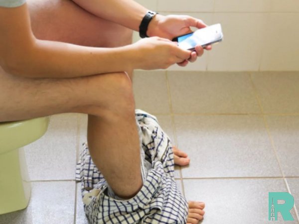 Пользование смартфоном в туалете может спровоцировать геморрой
