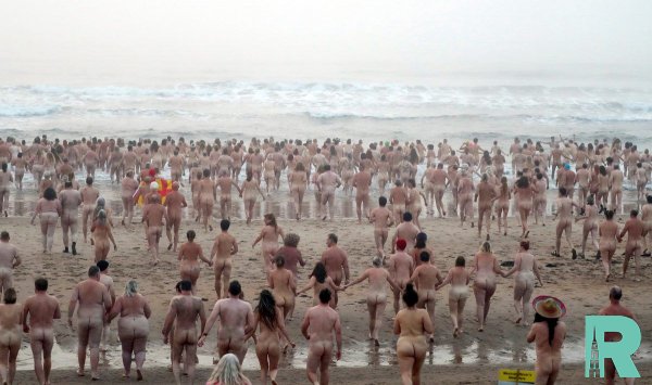 Несколько сотен голых мужчин и женщин искупались в Северном море