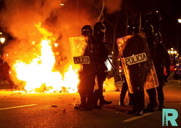 В Барселоне по протестующим полиция стреляла резиновыми пулями