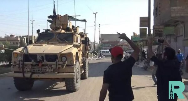 Американских военных покидающих Сирию курды закидали помидорами (видео)