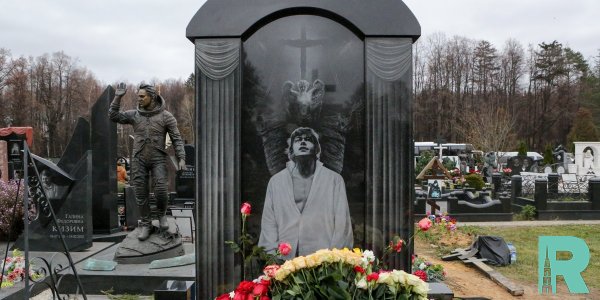 Памятник Николаю Караченцову открылся на Троекуровском кладбище