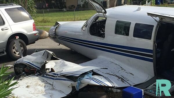 Во Флориде врезался в машину легкий самолет, совершавший аварийную посадку