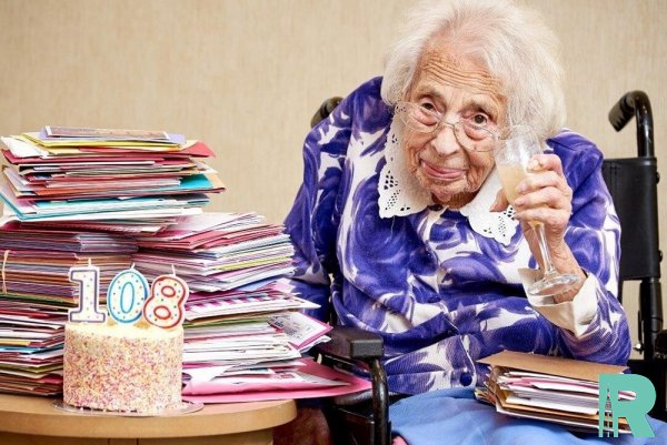 108-летняя англичанка назвала шампанское главным секретом своего долголетия