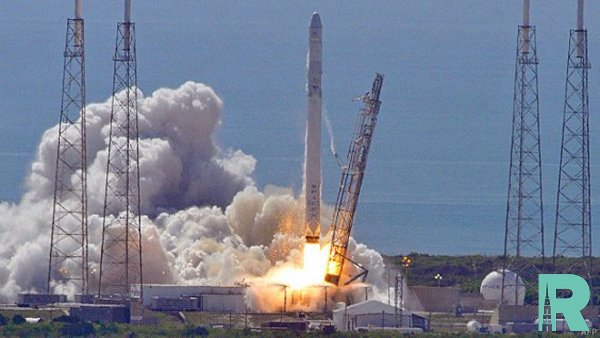 С космодрома ракета-носитель Falcon 9 стартовала с 60 спутниками на борту